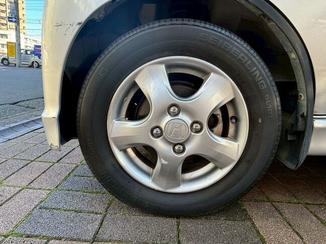 ホールに、若干の傷がありますが非常に綺麗なタイヤになります。